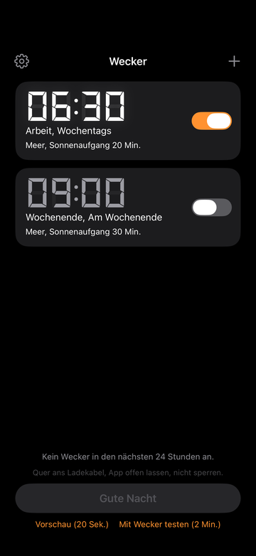 Weckerliste im Lichtwecker Sunwake: zwei Wecker in Retro-LED-Ziffern, jeder mit Name, Wochentagen, Welt und Sonnenaufgangsdauer, darunter der Knopf Gute Nacht.
